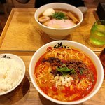 中華蕎麦 時雨 - 手前が坦々蕎麦、奥が中華蕎麦