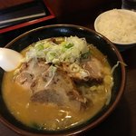 栄雅  - 味噌チャーシュー麺（970円）、サービスライス