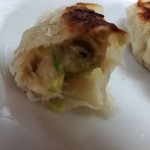 亀戸ぎょうざ 錦糸町店 - 中は熱々ジューシー！！