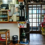 みうらや - 店内はテーブル席と小上がり。コーヒーはセルフサービスで無料。