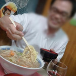 お食事の店 まさみ - 人気のもやしそばを、嬉しそうに皆に取り分ける知人