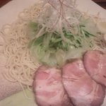 広島つけ麺 ぶちうま - 広島つけ麺はキャベツなんですよね。麺は干麺のような歯ごたえでしたね…笑