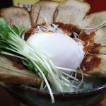 炙りチャーシュー８枚のチャーシュー丼は温卵を絡ませていただきます