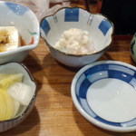 鮨岡 - 冷奴、ポテサラ、漬物