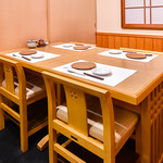Sushidokoro Izumida - 半個室にもなるテーブル席