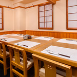 Sushidokoro Izumida - 半個室にもなるテーブル席_繋げた席