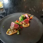 ラ・ボンヌターブル - 前菜：戻り鰹の稲蕎焼き、焼き茄子、サザエ、オカヒジキ