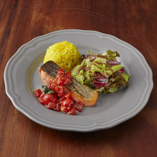 豊富なランチメニューをリーズナブルにご提供。スープ・サラダ付