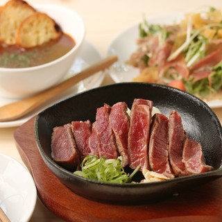 鉄板で焼きあげる料理を多数ご用意しております