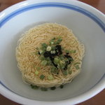 Kumoka Yamaka - 麺とかやく（ねぎ＆わかめ）を器に、お湯を注ぎ３分待つ！