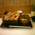 田丸庵 - 上天丼の山もりの天ぷら