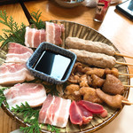 とんぼの森地鶏炭火焼 - ズリ・とり皮・つくね・なぜが豚バラ