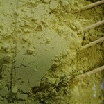 三井寺力餅本家 - このようにきな粉に埋もれている