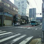 三井寺力餅本家 - お店の前は国道161号線。京阪電車の路面電車が走っている。