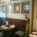 三井寺力餅本家 - お店の中のイートインスペース