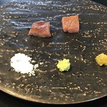 牛肉専門店 肉ぼうず - お肉は一口サイズ。