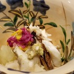 馳走 啐啄一十  - ③渡り蟹と蝦夷白バイ貝
      渡り蟹は旬の終わりですが、香りも良くて旨みと甘みが抜群で美味しい！
      海老を食べている味の濃い蝦夷白バイ貝
      食感がクニュプリ、噛めば噛むほど旨みと甘みが拡がります