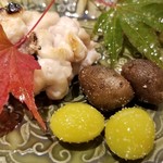 馳走 啐啄一十  - ④真鱈(新潟県産)の白子の備長炭炙り、銀杏(熊本県産)、零余子(群馬県産)
      炭焼きで炙ると芳ばしさが高まり、表面の少しパリッとした食感と中の濃厚なクリーミーさのコントラストが楽しいです。
      悶絶します。