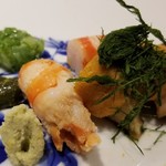 馳走 啐啄一十  - ⑤煮黒鮑、蝦夷馬糞雲丹、煮車海老、アオサ
      黒鮑は柔らかく噛むほどに旨みが拡がり、肝ソースの磯の薫りが鼻腔を抜けていきます
      蝦夷馬糞雲丹は濃いめの旨みが印象的です
      煮車海老は甘みと旨みが際立つ仕上がり