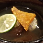 馳走 啐啄一十  - ⑥渡り蟹と木耳入りの真薯、木耳、利尻昆布と鮪節の出汁、ばちこ載せのお椀
      ばちこが凄かった！
      ほんのり苦味と圧倒的な旨みに控えめな甘み
      お出汁は、透明感がありながらも輪郭がはっきりしたキレのある味わい