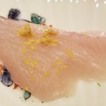 馳走 啐啄一十  - ⑨鰆(7日寝かせ)
      秋の深まりが早い日本海、今の時期は北に行くほど脂のりが良いですね
      腹身は脂のりが良く味わい深いですが、後味はさっぱり！
      身は柔らかく白身でなく赤身でもない飴色の穏やかな色合いです