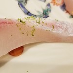 馳走 啐啄一十  - ⑩伊佐木(5日寝かせ)　
      皮のみを剥ぎ皮下の脂と身に差した脂までくっきり見えます。
      素人の私ではこんなに綺麗には捌けませんので、匠の技に惚れ惚れと魅入られます。
      モチモチ食感と深い旨みは別格。