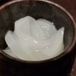 馳走 啐啄一十  - ⑪剣先烏賊(佐賀県唐津産・5日寝かせ)
      良く似ている槍烏賊よりも胴が太く、身の甘みも強め。
      一般に剣先烏賊>槍烏賊という位置付け。
      烏賊らしい食感と5日寝かせの旨みが両立する仕上がりもまた良いです。