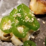 馳走 啐啄一十  - ⑯赤鯥(山形県庄内産・5日寝かせ)の炭火焼き、万願寺唐辛子、湯葉
      付き合わせとして、万願寺唐辛子を素揚げして出汁に浸して冷してあり、湯葉と共に口休めとして頂きます。