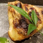 馳走 啐啄一十  - ⑯赤鯥(5日寝かせ)の炭火焼き
      お造りでは炙りでしたが炭火焼きと食べ比べ
      炭火で焼かれ、小さくじゅうじゅうと音を立てています。
      皮目から芳ばしさが薫り、じっくりと火が通り脂が一段と旨みを増しています