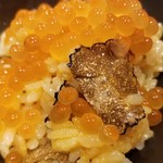 馳走 啐啄一十  - ⑱秋トリュフ(イタリア産)ご飯(生玉子入り)、筋子ほぐしイクラ(北海道産)のせ
      秋トリュフの華やかで艶やかな薫りが立ち昇って来ます。
      フレッシュな筋子をほぐしたイクラは円やかな旨みとコクが楽しめます