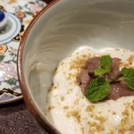 馳走 啐啄一十  - ⑲胡麻プリン
      モチモチぶるぶるな食感と控えめな甘さ。
      滑らかな口溶け。
      こし餡も溶ける様な円やかさ。
      白胡麻の香りが宴の終演を彩ります。