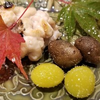 馳走 啐啄一十  - ④真鱈(新潟県産)の白子の備長炭炙り、銀杏(熊本県産)、零余子(群馬県産)
                炭焼きで炙ると芳ばしさが高まり、表面の少しパリッとした食感と中の濃厚なクリーミーさのコントラストが楽しいです。
                悶絶します。