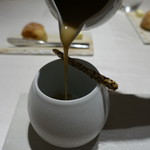 レミニセンス - 薩摩芋：薩摩芋をクルトンとプリン状にしたものに、ジンジャー、濃厚なコンソメベースの薩摩芋スープが注がれる逸品