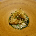 レミニセンス - 鱧：アオサ入りのフリット、西洋ネギ、ヨーグルトソース、パクチーでエスニックな味わい