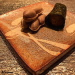 丸新 - 千葉八街の茹で落花生に海苔で巻かれた銀杏餅