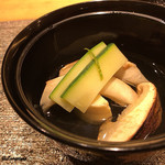丸新 - 松茸と三日月形の玉子豆腐の差込みにｽﾞｯｷｰﾆの椀