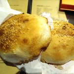 福州世祖胡椒餅 - 周りはカリカリ。中の肉餡は気持ちスパイシーでとってもジューシー♪