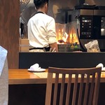 RADICE - 藁に火を付けてカツオを炙っています。