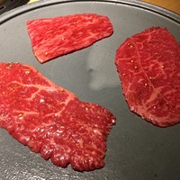和牛焼肉じろうや 介 wagyu&sake 名古屋駅前本店 - 奥がクリミ、左ランプ、右シンタマ