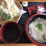 奥利根うどん本舗 - 天付きひもかわ。