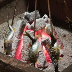 囲炉裏でつきっきりで焼いてくれます