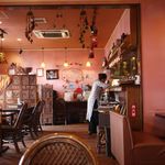 お客さんが帰った後は椅子にも消毒スプレー。清潔です。