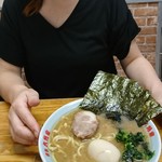 ラーメン六角家 - 彼女さんと並盛りラーメン