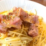とんぼ玉&Cafe 小さな探究室 - カルボナーラのアップ。ブロックベーコンがウマし♡