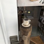 とんぼ玉&Cafe 小さな探究室 - コーヒーをこんな風に立飲みをしたわけでは決してない。これ、手作りオブジェってわけ。店に入る前から可愛いってこと。