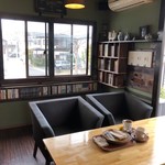 とんぼ玉&Cafe 小さな探究室 - どの席も広々！長居必至。むしろ住んでもいい！