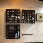 とんぼ玉&Cafe 小さな探究室 - 壁の飾り。おちょこ大全集といったところか。
