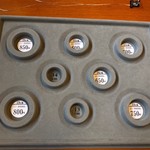 とんぼ玉&Cafe 小さな探究室 - 殿方サイズもOKよ♡ つまりカップルで肩寄せ合って作ったりできるって事だよね☆ もちろん、そんなアツアツカッポー見たら、作り途中のとんぼ玉でじゅうじゅうやってやりますよ、2人のおでこに。穴が空くほど。