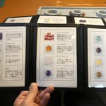 とんぼ玉&Cafe 小さな探究室 - いくつか天然石の紹介もある。