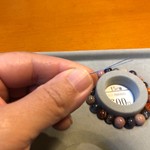 とんぼ玉&Cafe 小さな探究室 - 天然石を選んで並べてゴムを通すとこまでが自分の仕事。仕上げはおかーさーん♪...ならぬ、仕上げはお店の方。特殊な結び方らしい。おそらく妖術。